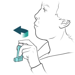 Persona que sostiene el inhalador en posición vertical con una mano, apuntando el inhalador alejado de la cara.