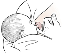 Una donna usa un dito per staccare il bambino dal seno.