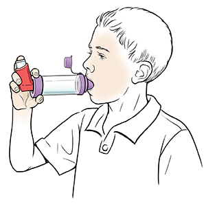 Batang lalaki na gumagamit ng metered-dose inhaler na may spacer.